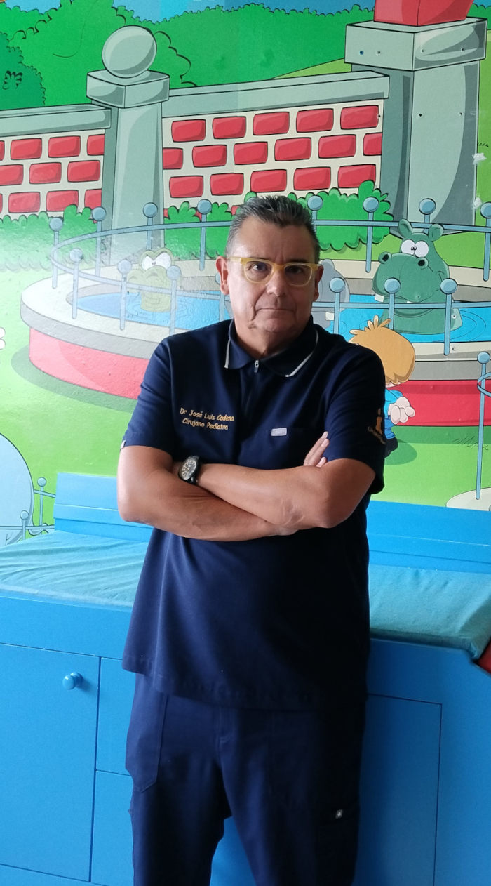 Dr. Cadena realizando cirugía pediátrica